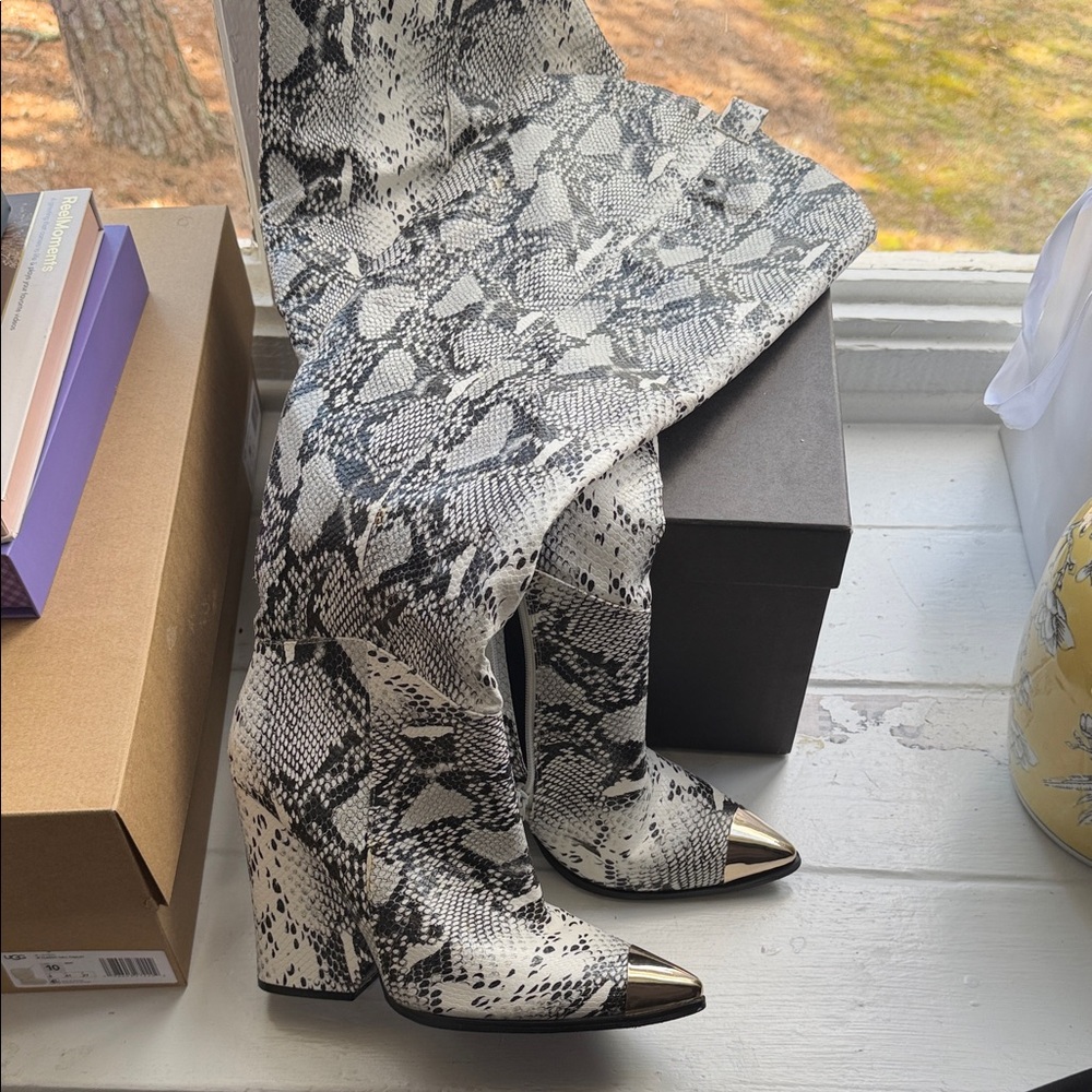 Snake-Print Pointed Toe Block Heel Boots - Black & White